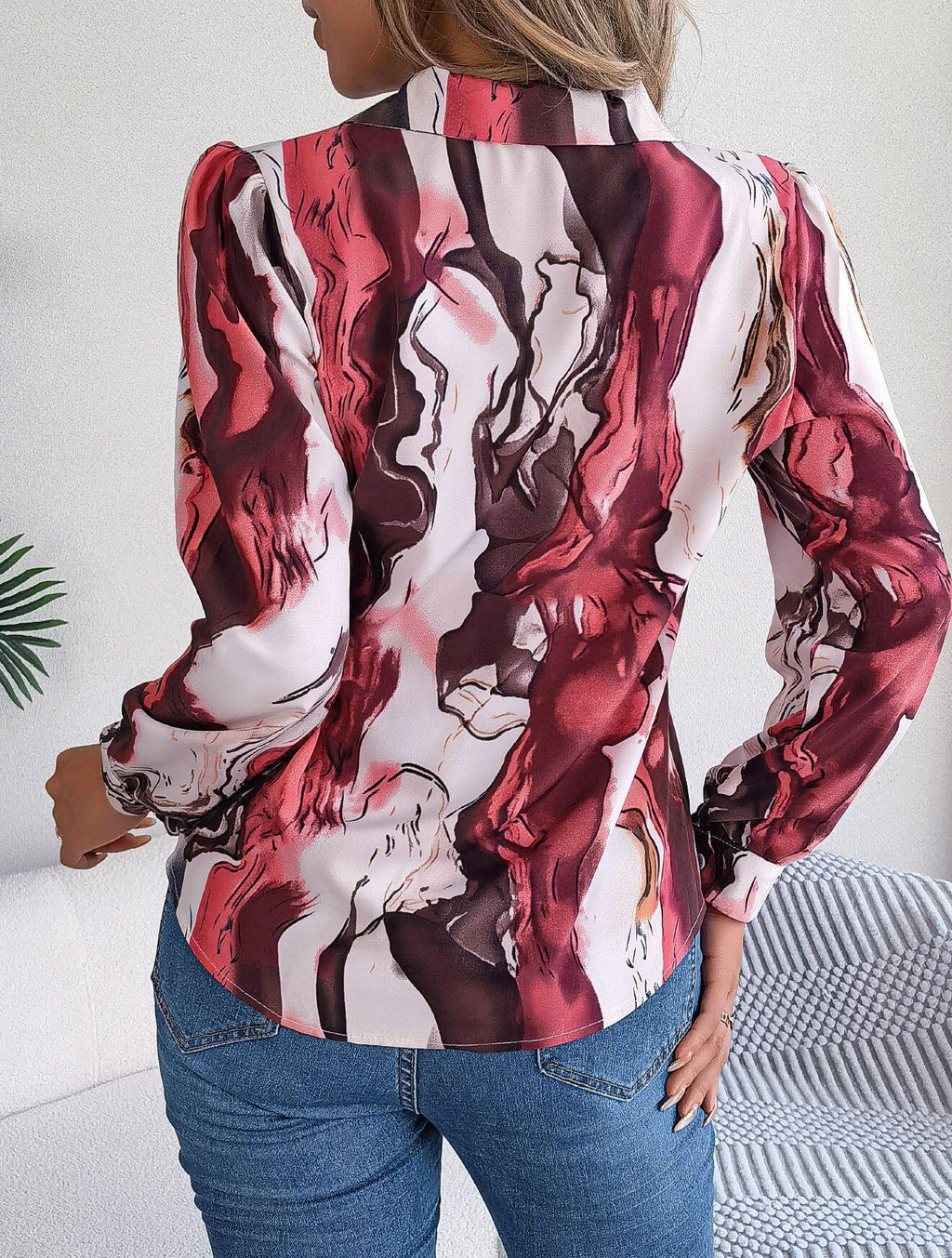 Camisa con botones y estampado abstracto