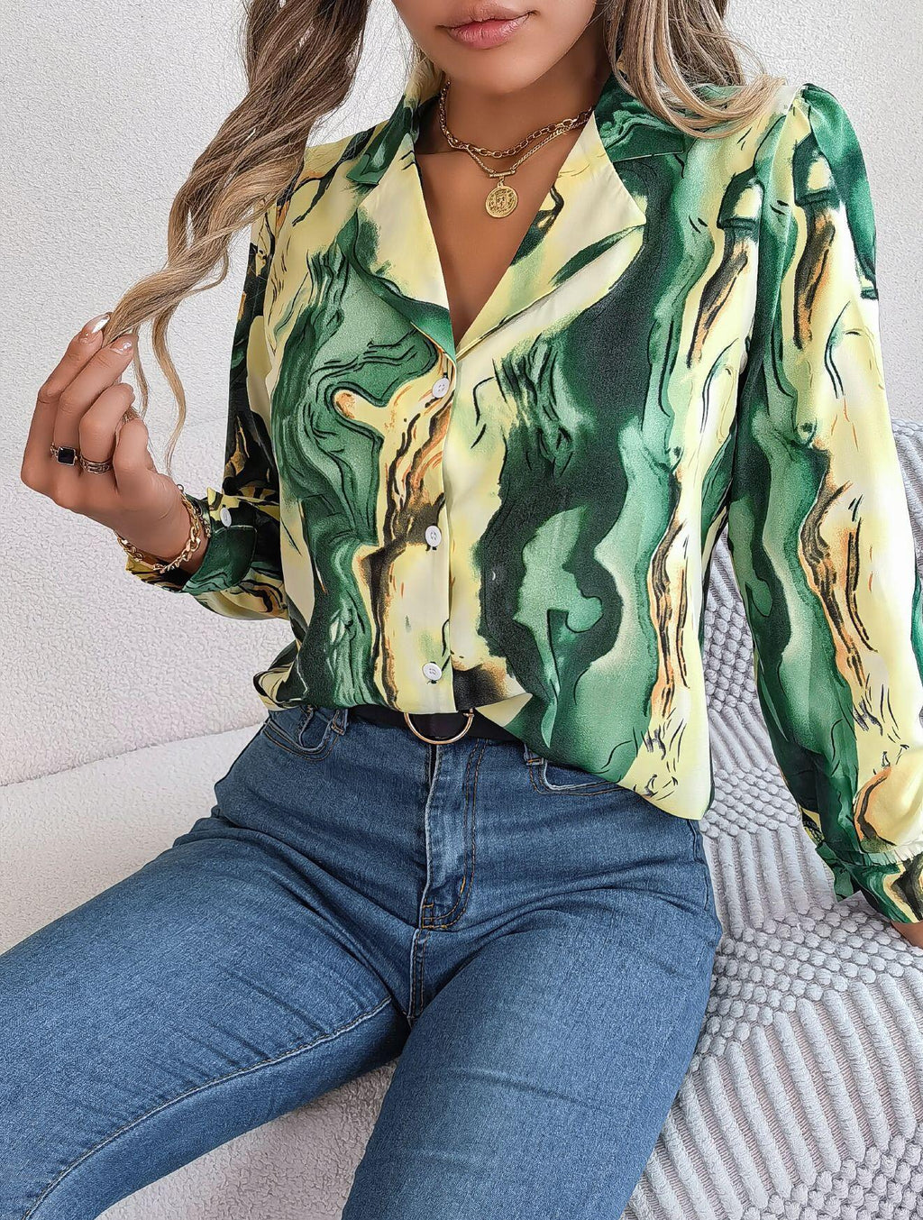 Camisa con botones y estampado abstracto
