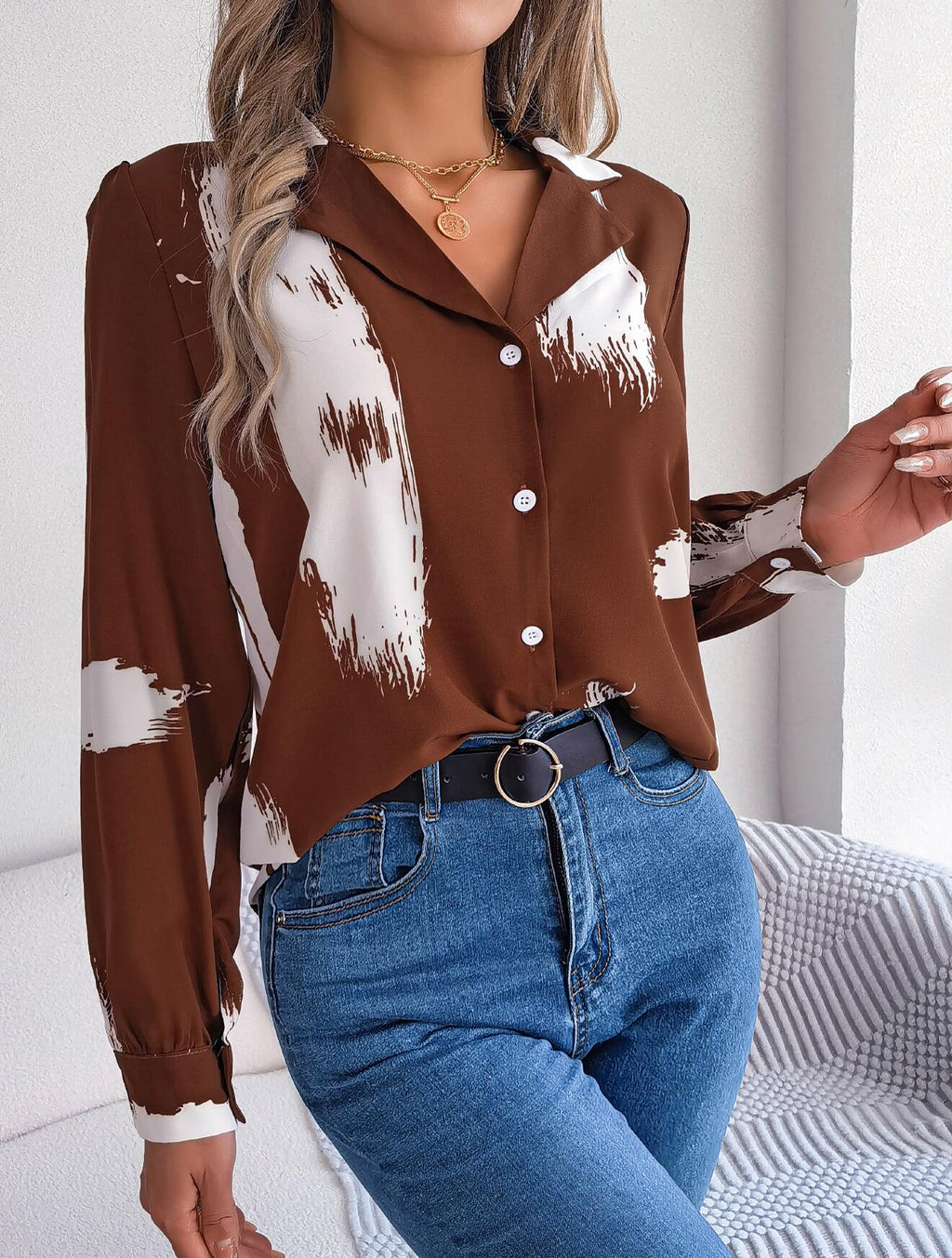 Camisa con cuello abotonado y estampado de pincel