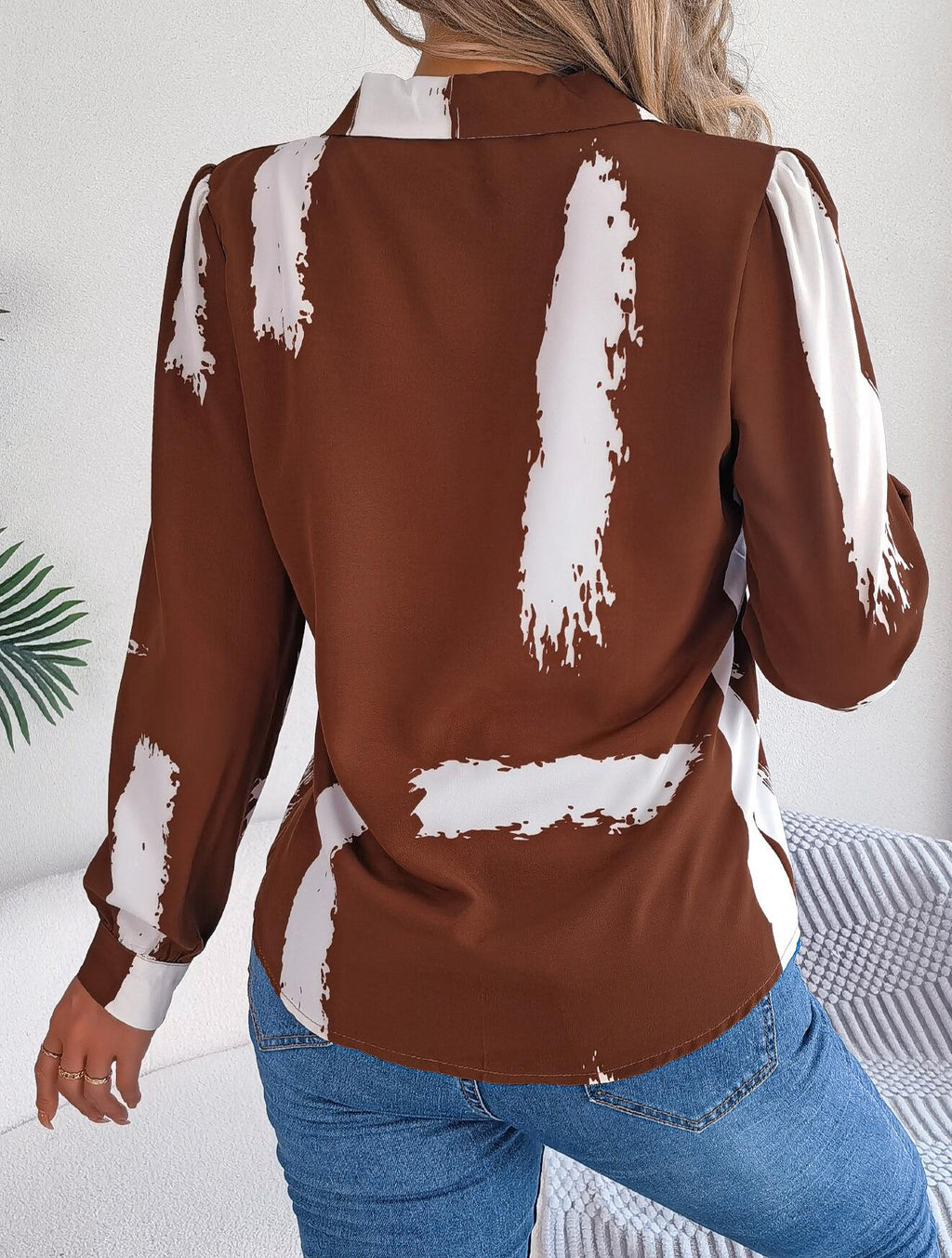 Camisa con cuello abotonado y estampado de pincel