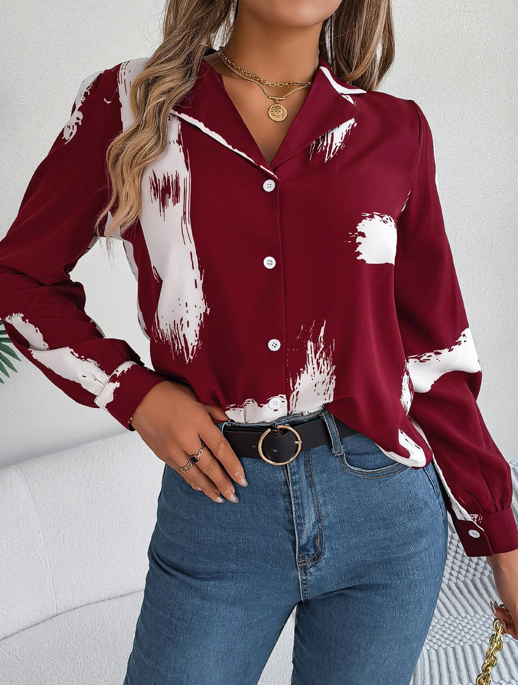 Camisa con cuello abotonado y estampado de pincel