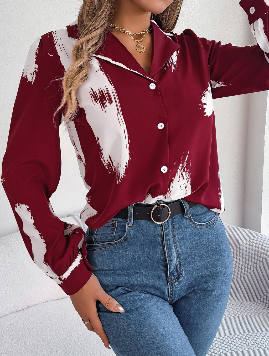 Camisa con cuello abotonado y estampado de pincel