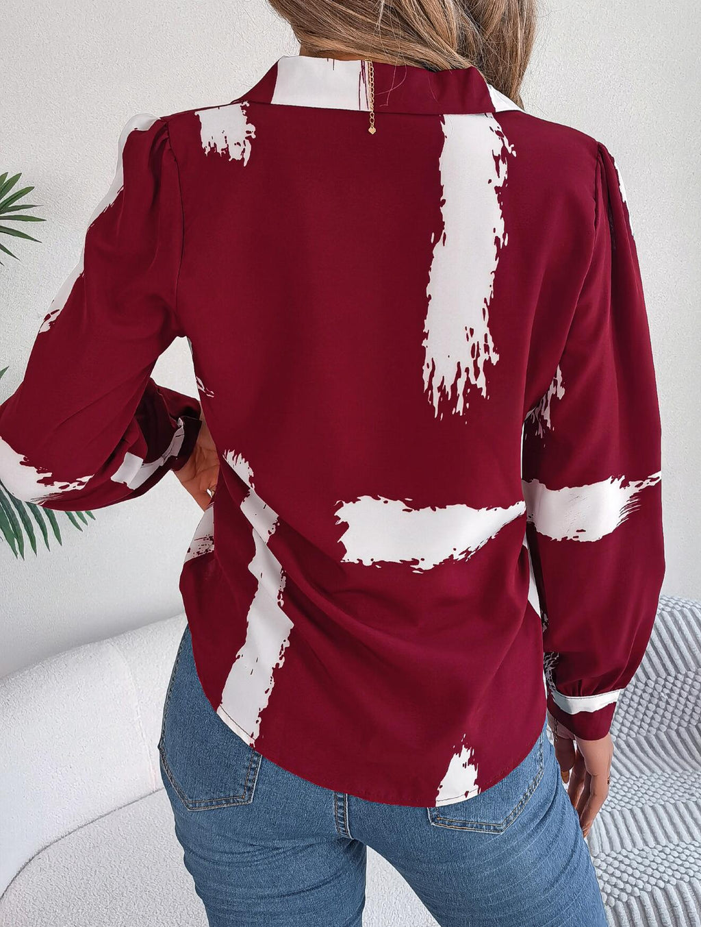 Camisa con cuello abotonado y estampado de pincel