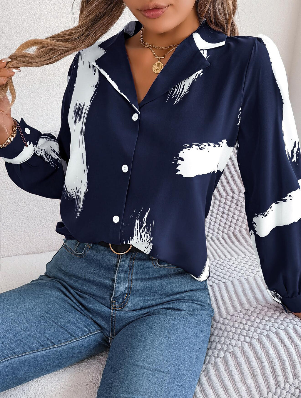 Camisa con cuello abotonado y estampado de pincel