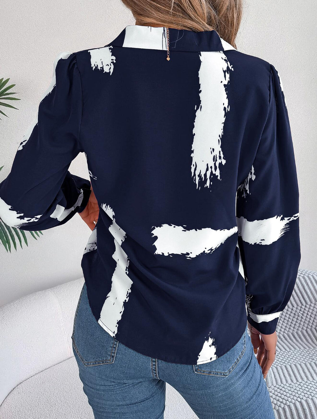 Camisa con cuello abotonado y estampado de pincel