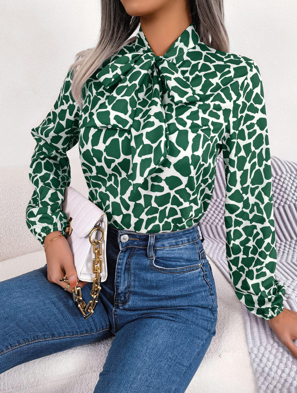 Camisa de manga larga con lazo en el cuello y estampado abstracto