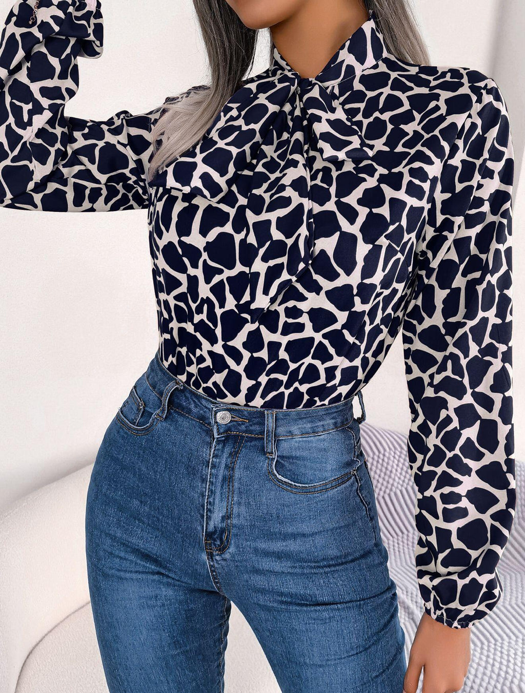 Camisa de manga larga con lazo en el cuello y estampado abstracto