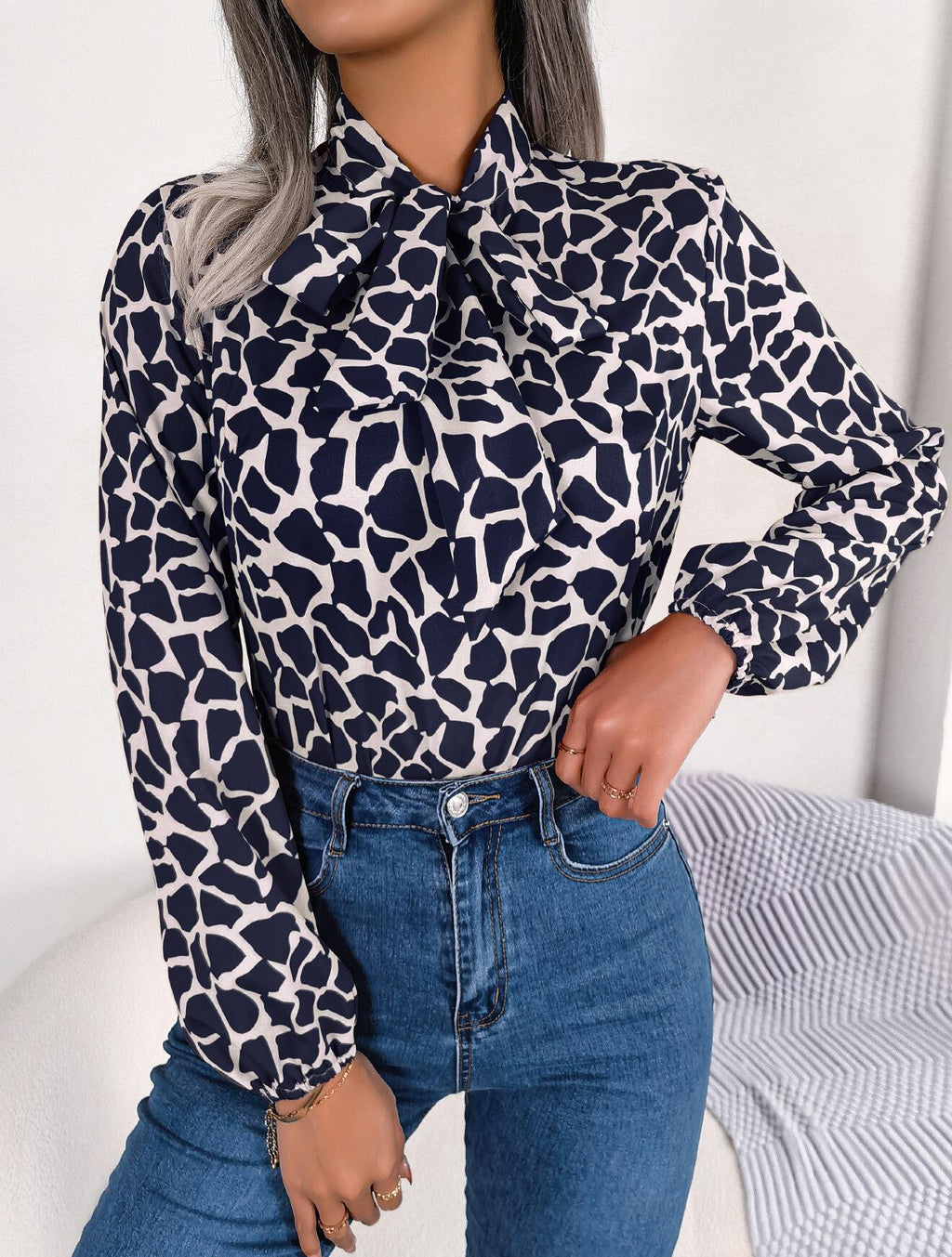 Camisa de manga larga con lazo en el cuello y estampado abstracto