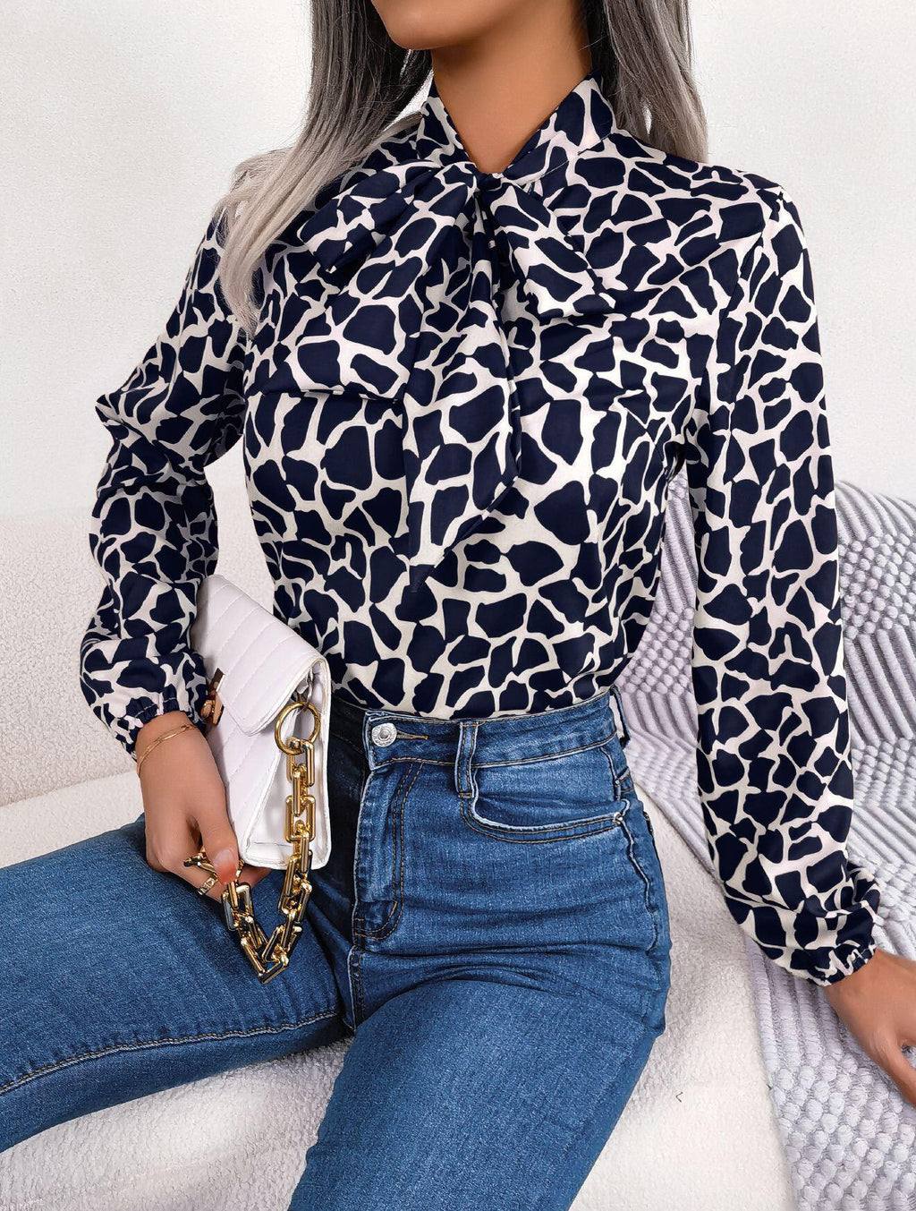 Camisa de manga larga con lazo en el cuello y estampado abstracto