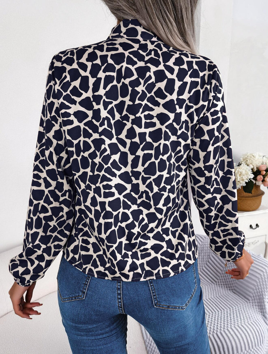 Camisa de manga larga con lazo en el cuello y estampado abstracto