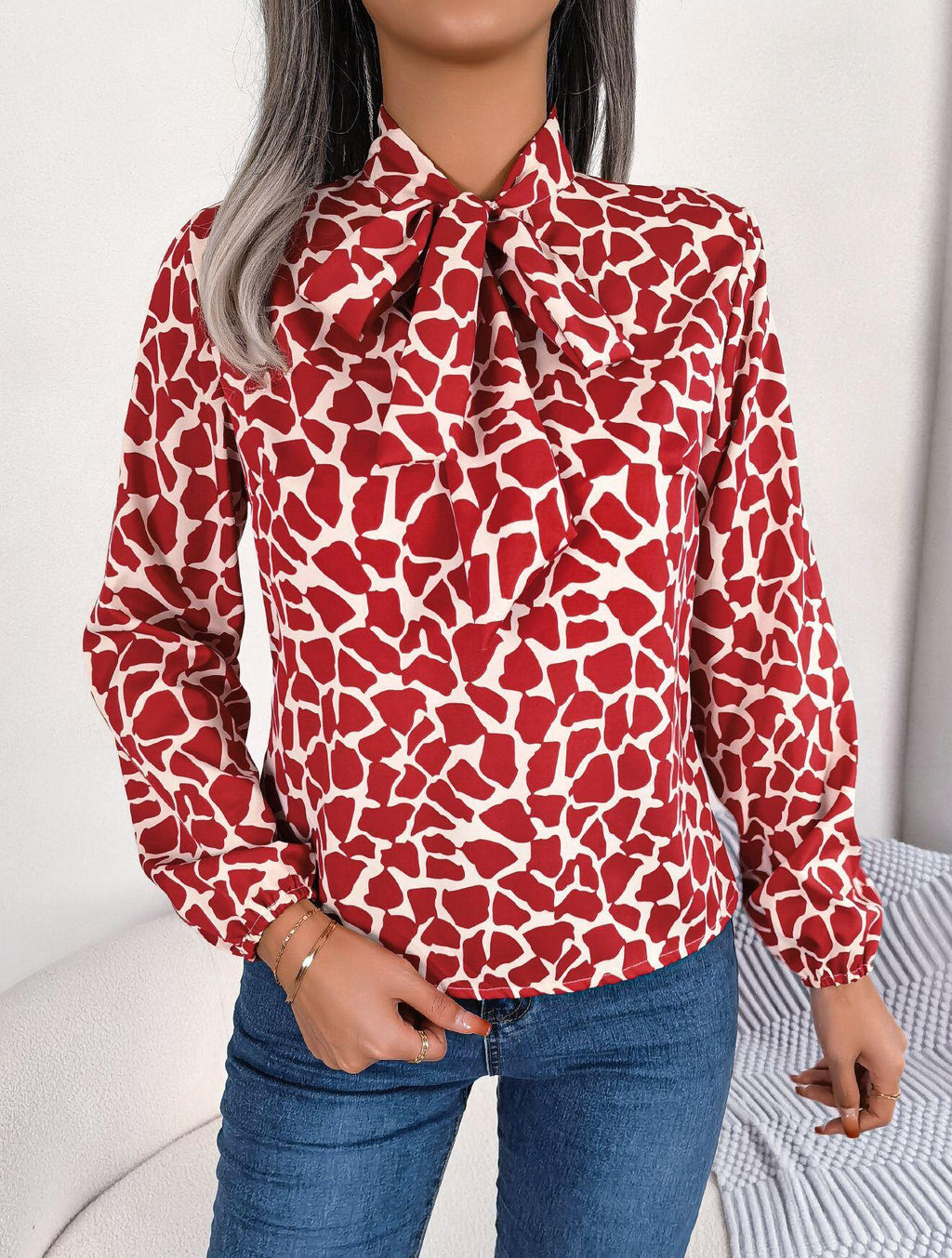 Camisa de manga larga con lazo en el cuello y estampado abstracto