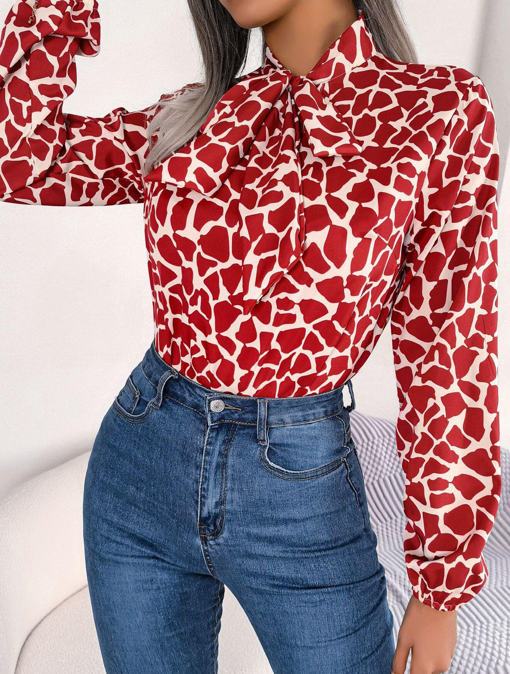 Camisa de manga larga con lazo en el cuello y estampado abstracto