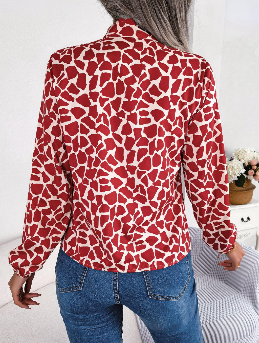 Camisa de manga larga con lazo en el cuello y estampado abstracto