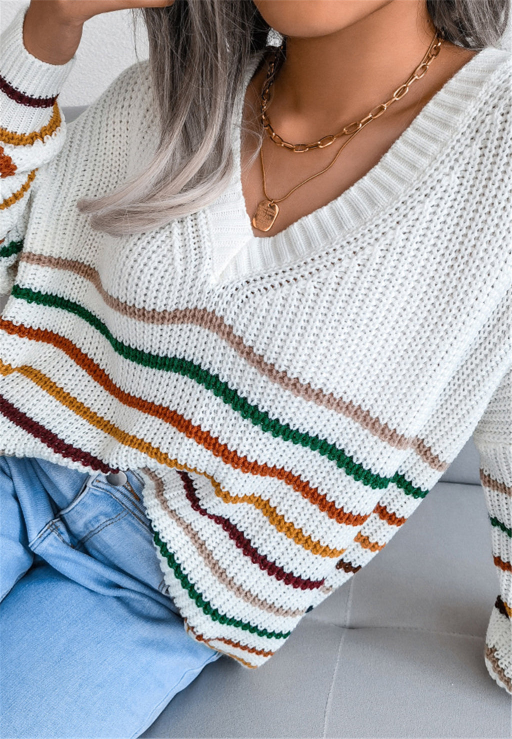 Suéter con cuello en V y diseño de rayas multicolor