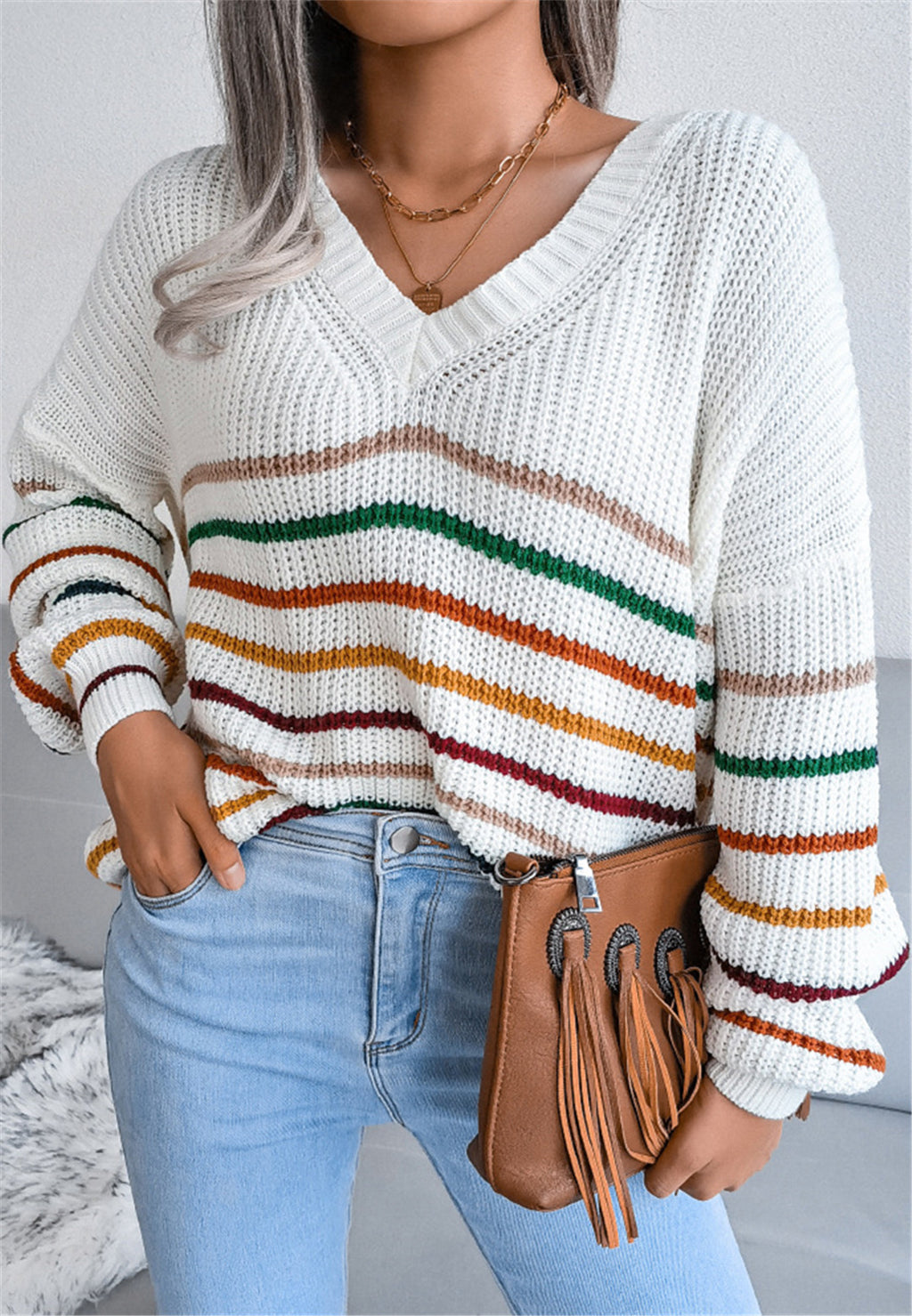 Suéter con cuello en V y diseño de rayas multicolor