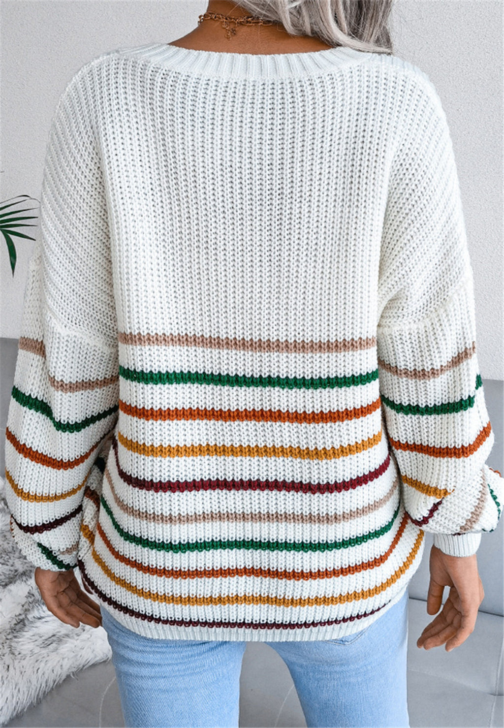 Suéter con cuello en V y diseño de rayas multicolor
