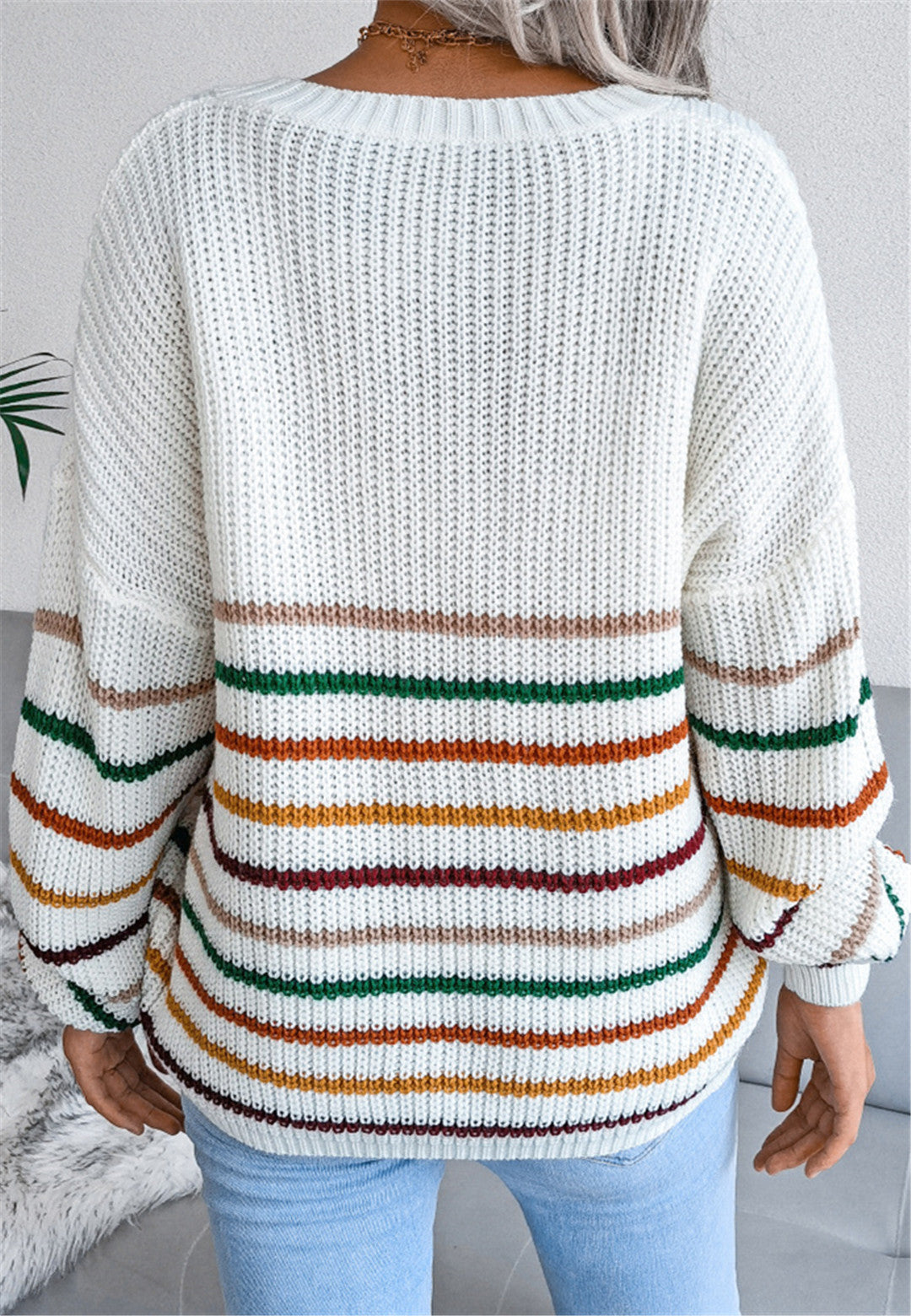 Suéter con cuello en V y diseño de rayas multicolor