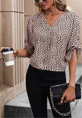 Blusa con escote en V y detalle plisado de animales