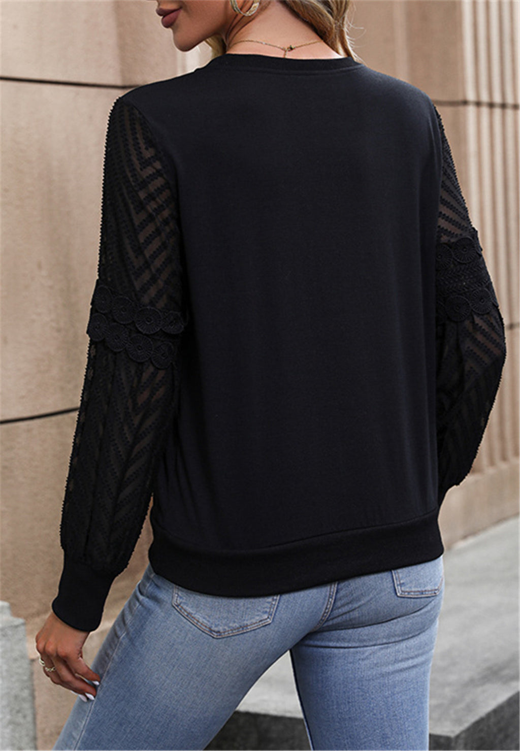 Blusa de manga larga con detalle de encaje transparente