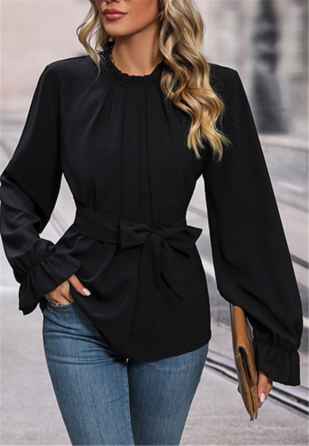 Blusa con detalle plisado y lazo en la cintura