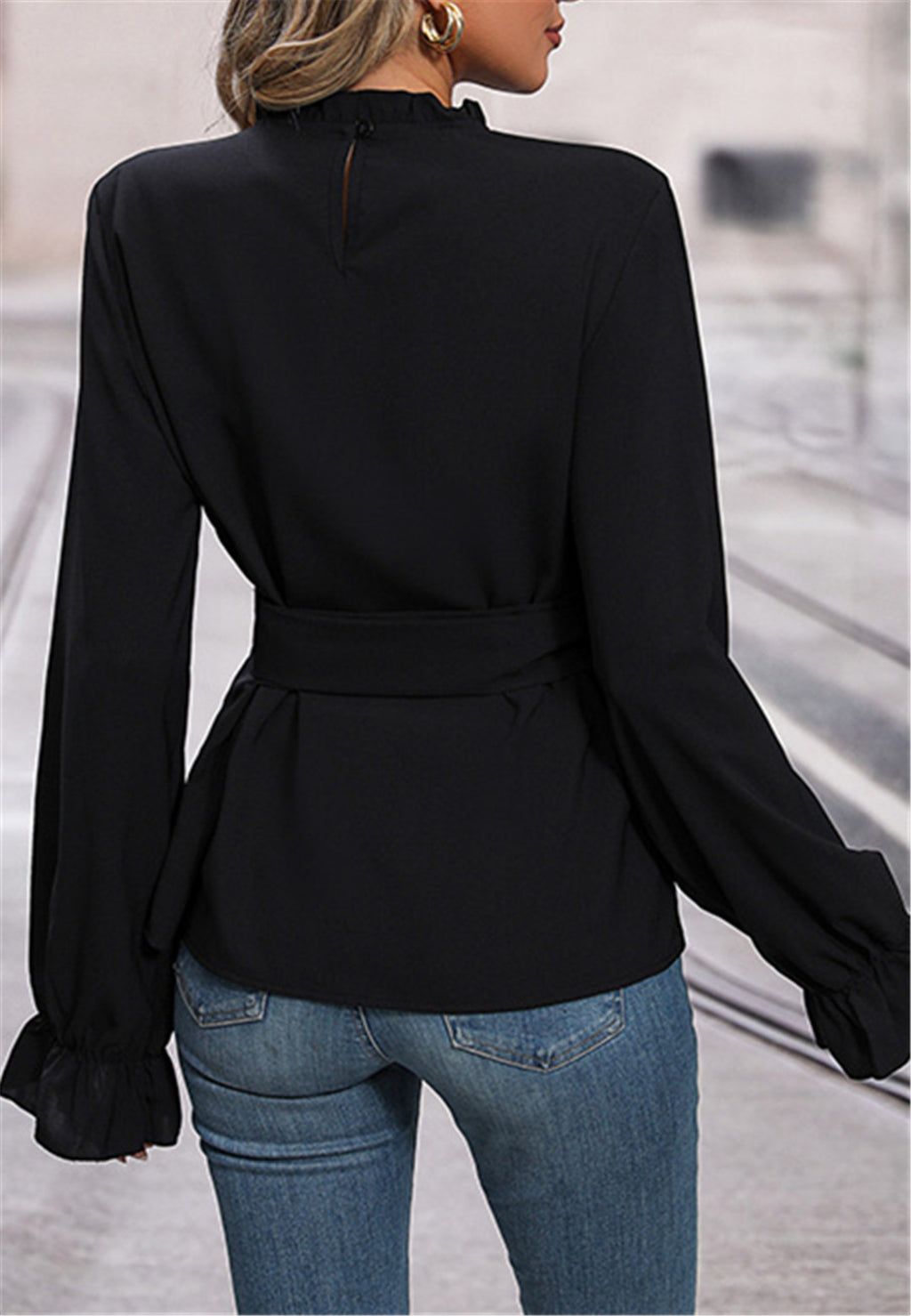 Blusa con detalle plisado y lazo en la cintura