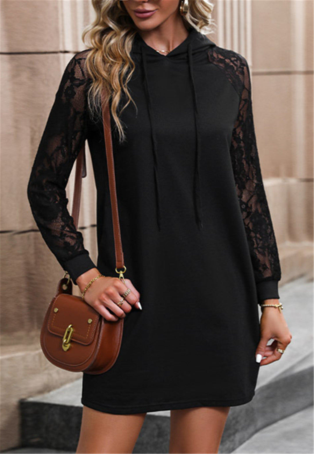 Vestido con capucha y mangas de encaje transparente