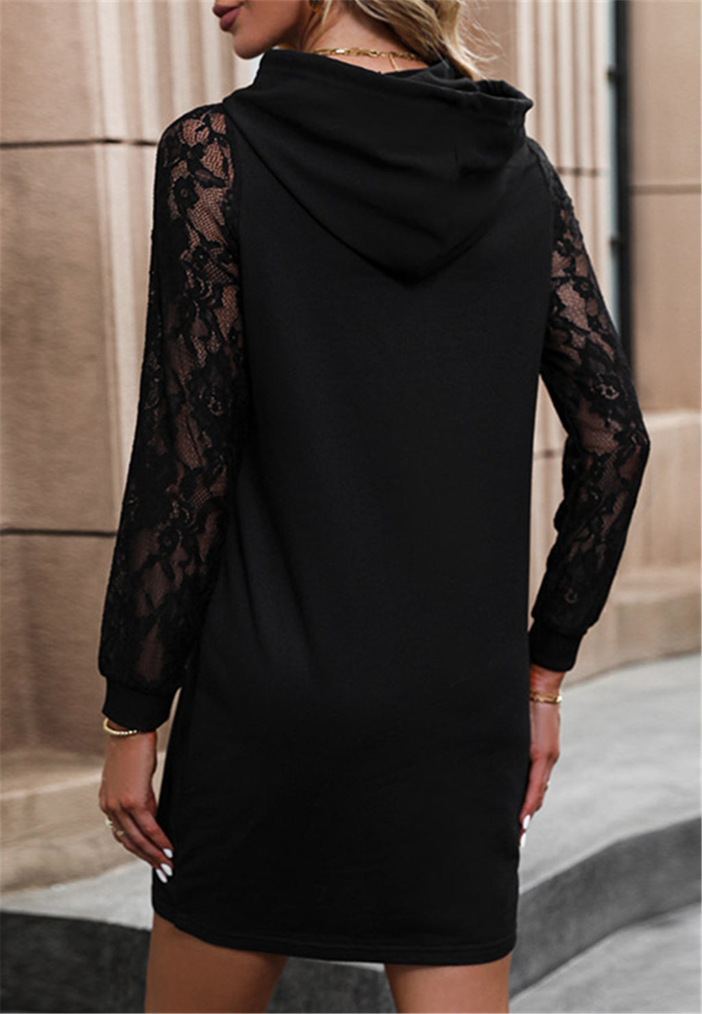 Vestido con capucha y mangas de encaje transparente