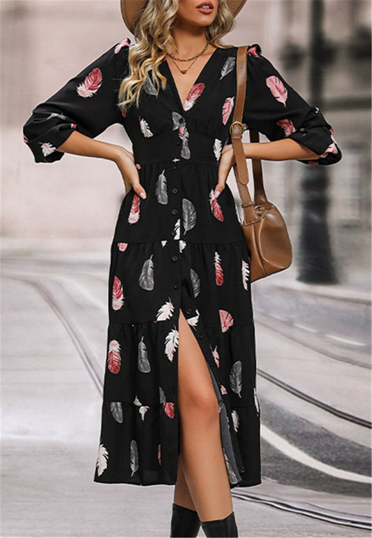 Vestido con botones en la parte delantera y estampado de plumas