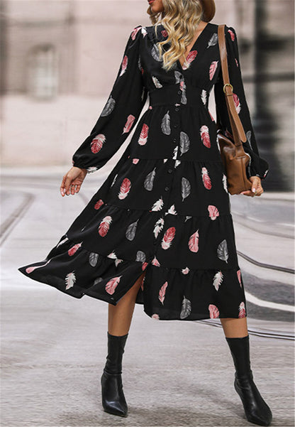 Vestido con botones en la parte delantera y estampado de plumas
