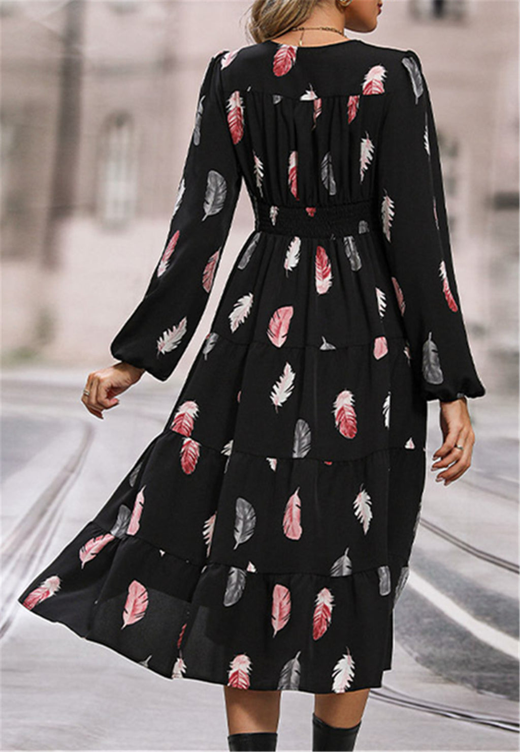 Vestido con botones en la parte delantera y estampado de plumas