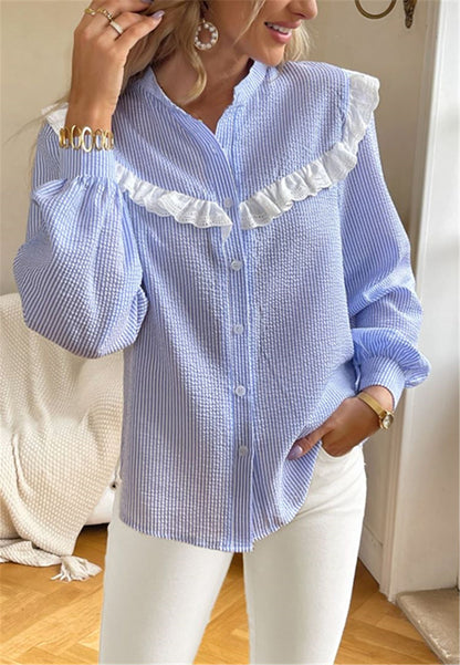 Blusa con botones y ribete de encaje con volantes