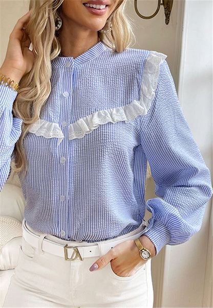 Blusa con botones y ribete de encaje con volantes