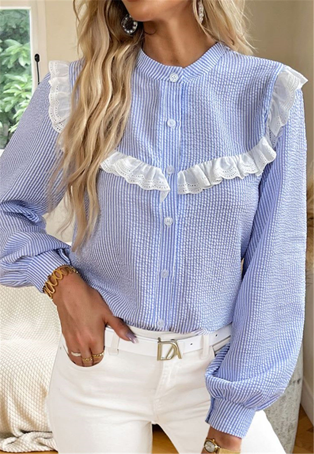 Blusa con botones y ribete de encaje con volantes