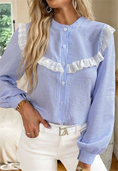 Blusa con botones y ribete de encaje con volantes