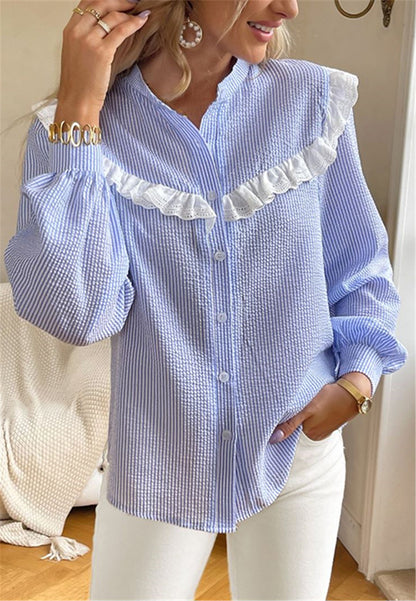 Blusa con botones y ribete de encaje con volantes
