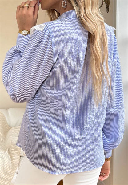 Blusa con botones y ribete de encaje con volantes