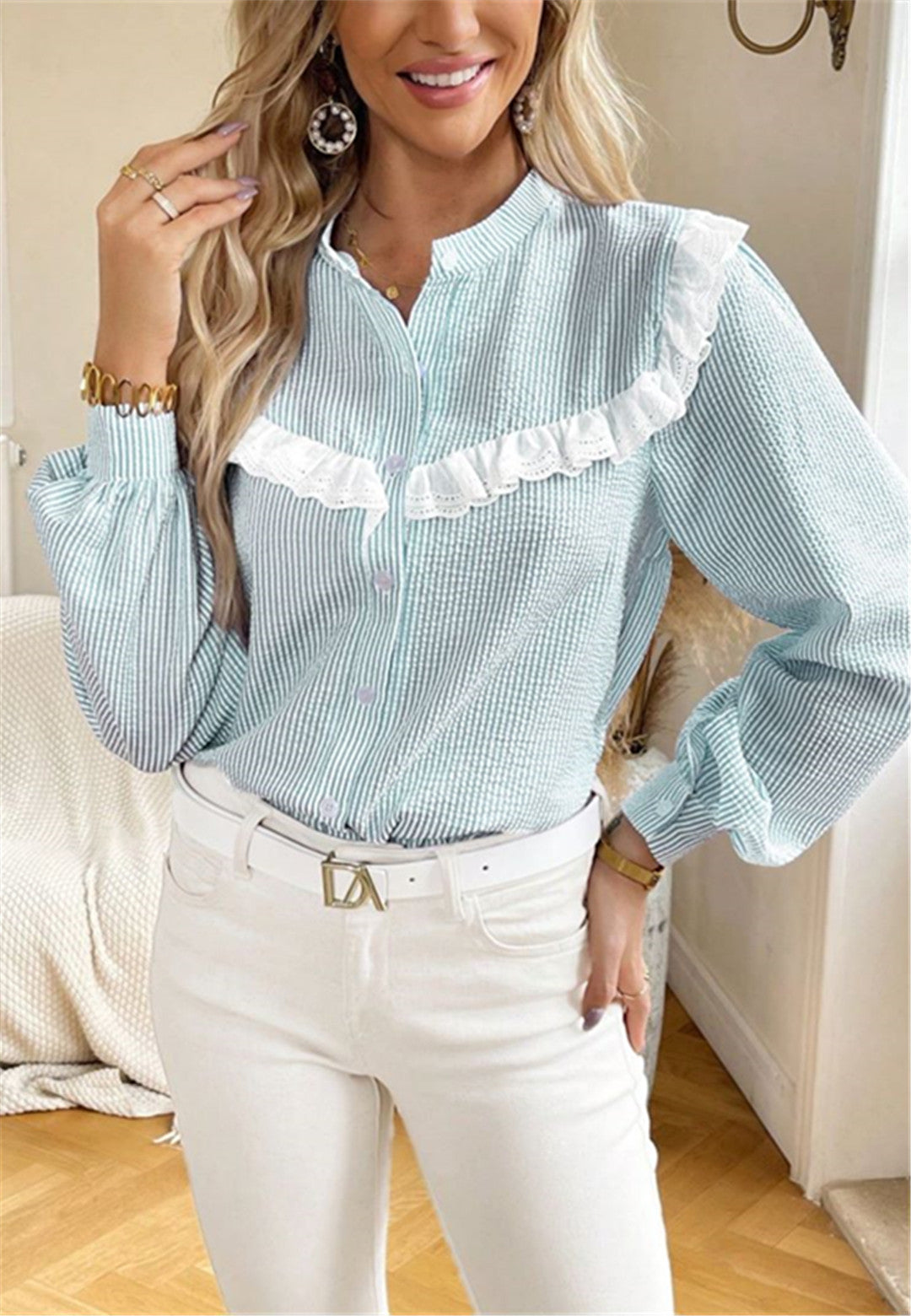 Blusa con botones y ribete de encaje con volantes