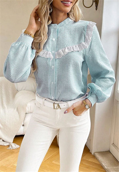 Blusa con botones y ribete de encaje con volantes
