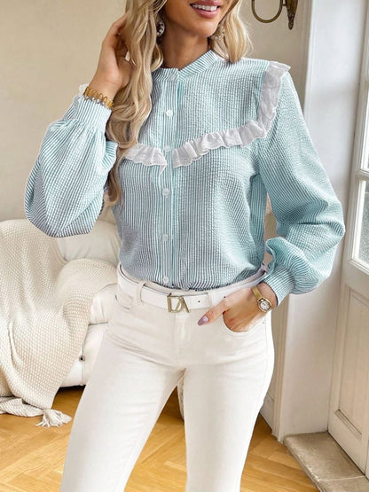 Blusa con botones y ribete de encaje con volantes