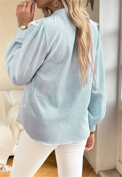 Blusa con botones y ribete de encaje con volantes