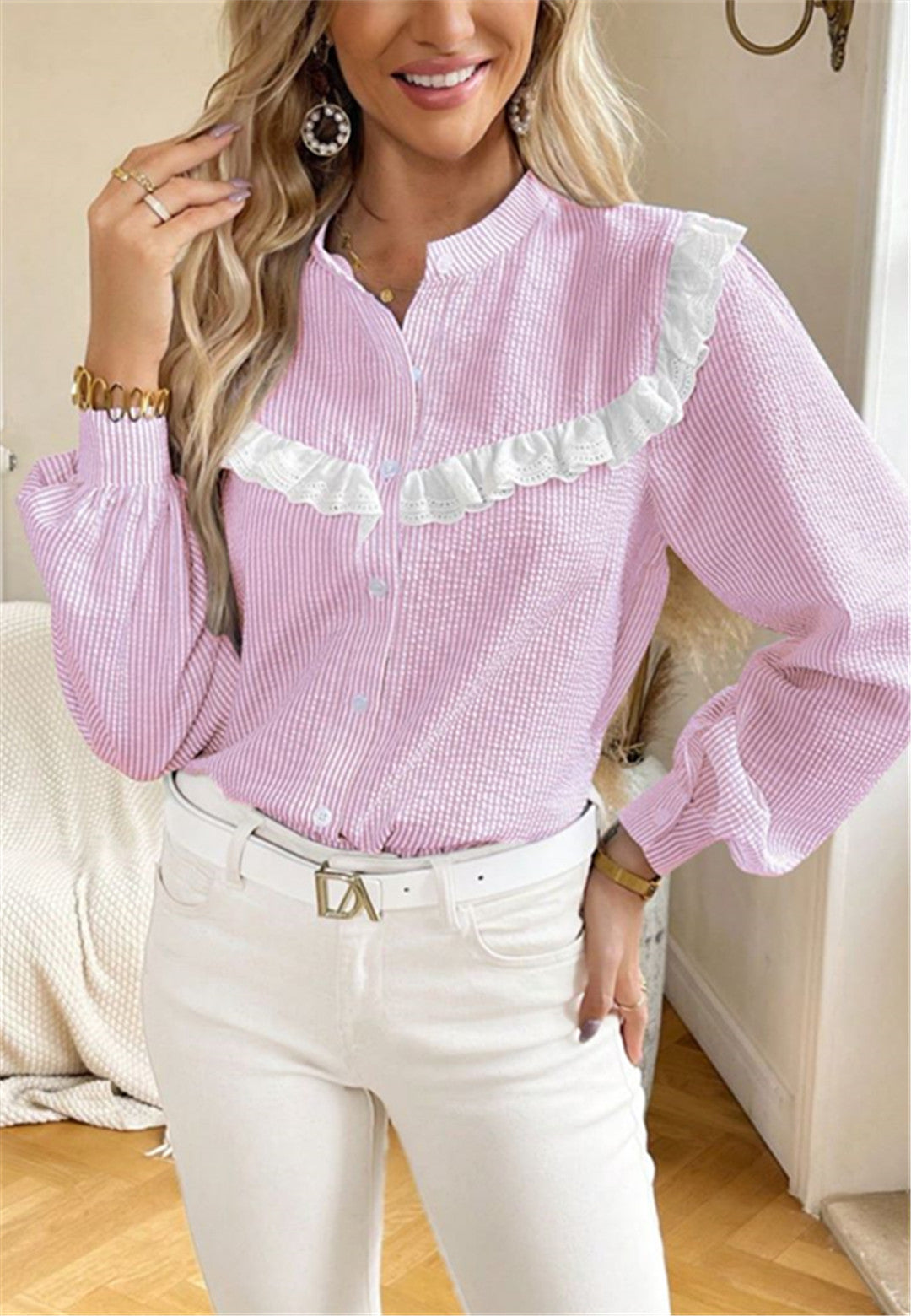 Blusa con botones y ribete de encaje con volantes