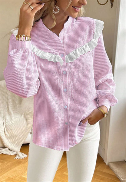 Blusa con botones y ribete de encaje con volantes