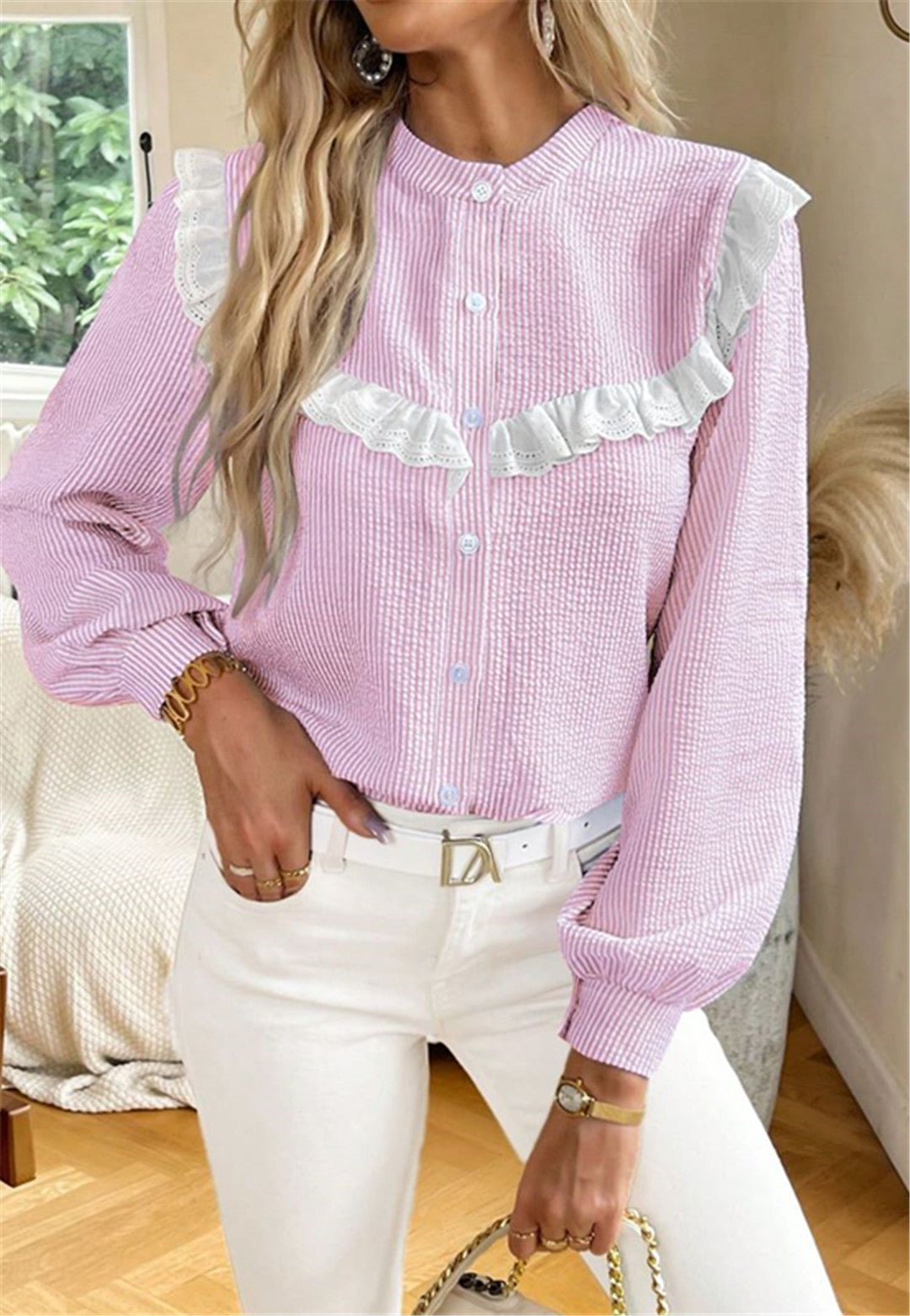 Blusa con botones y ribete de encaje con volantes