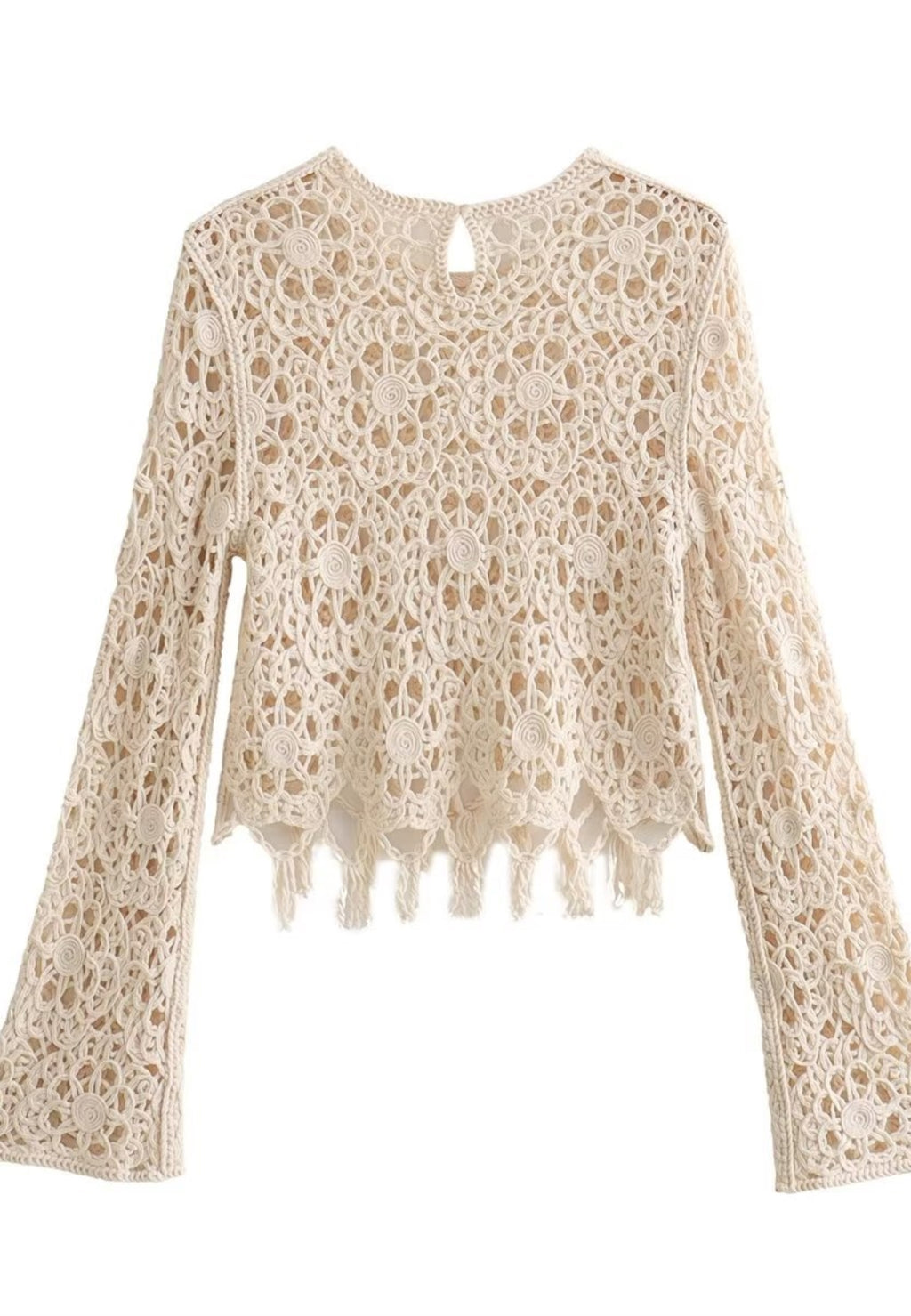 Blusa con detalle de crochet y dobladillo con borlas
