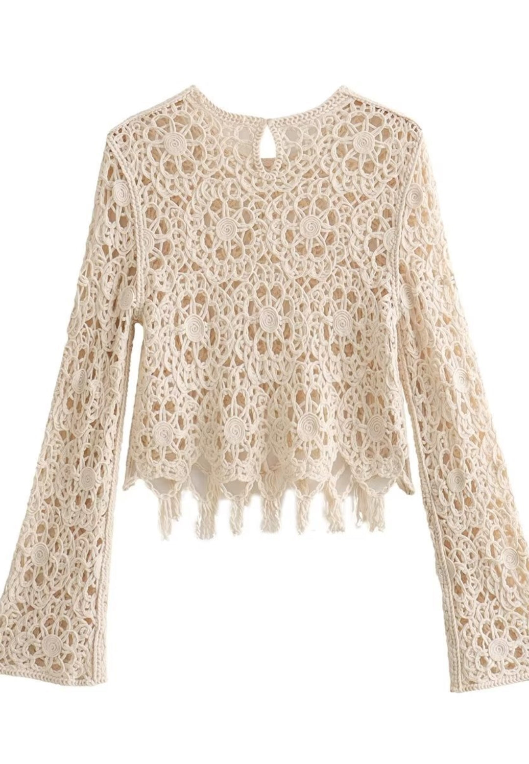Blusa con detalle de crochet y dobladillo con borlas
