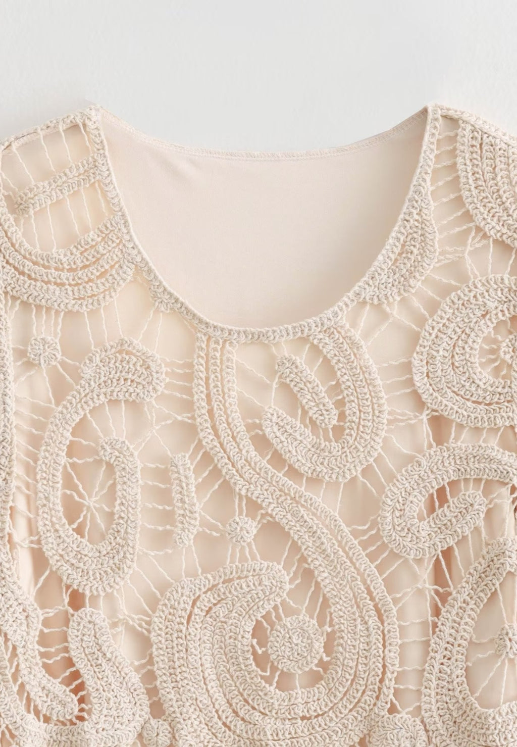 Minivestido de crochet con escote redondo