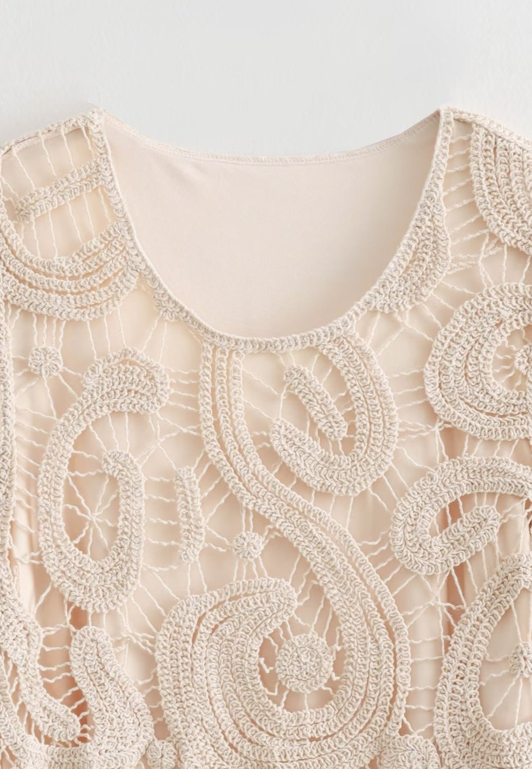 Minivestido de crochet con escote redondo