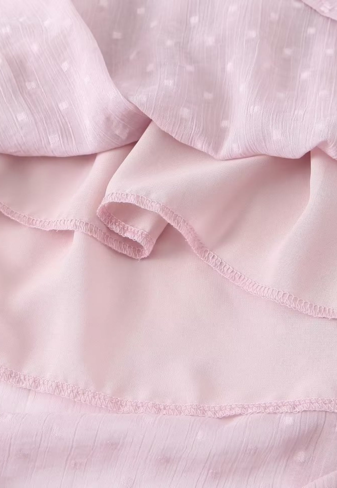 Vestido fruncido con hombros fruncidos