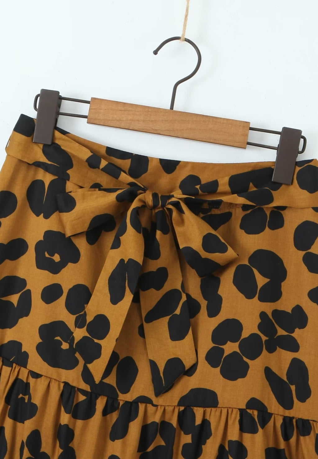 Falda midi escalonada con estampado de leopardo