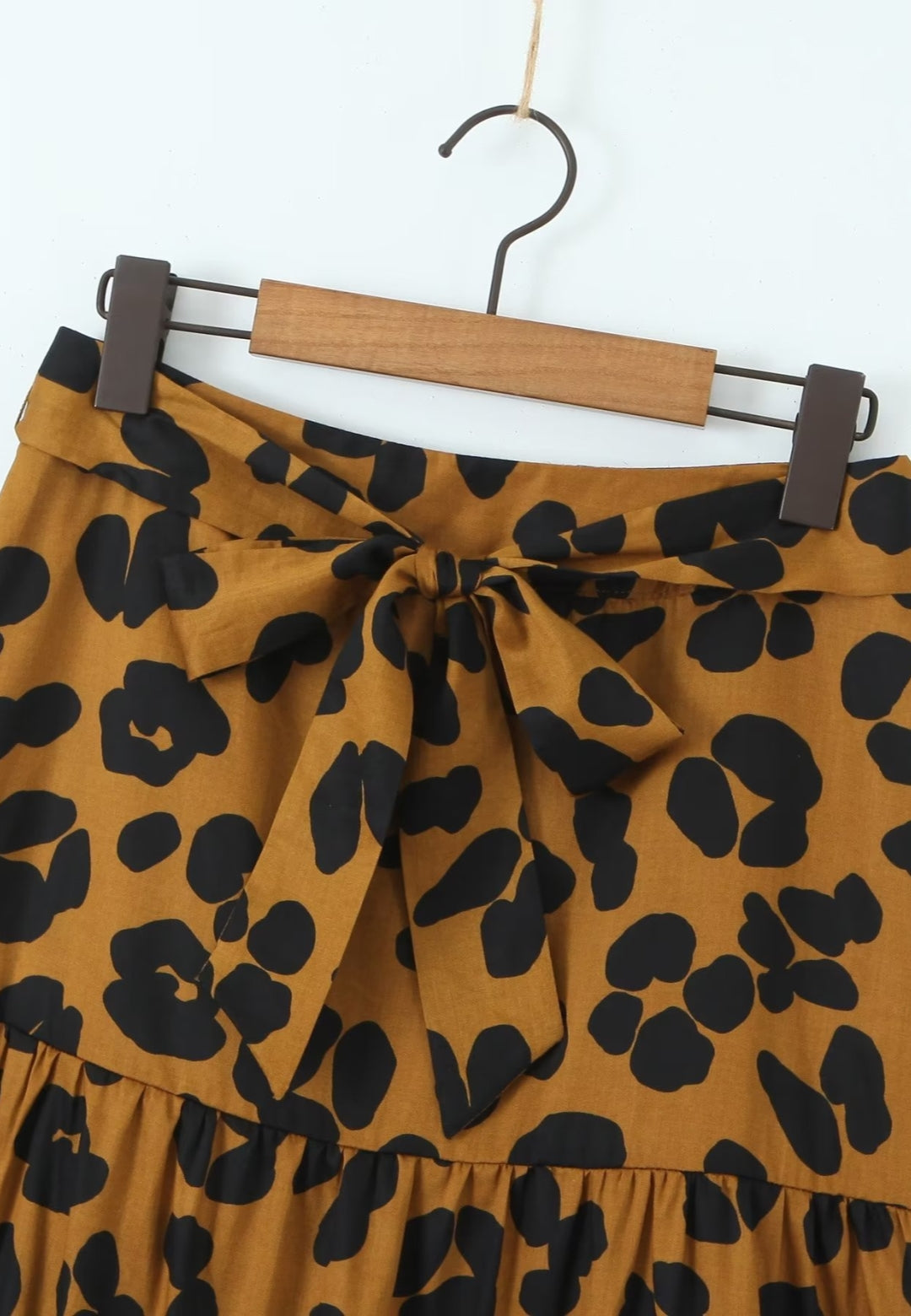 Falda midi escalonada con estampado de leopardo
